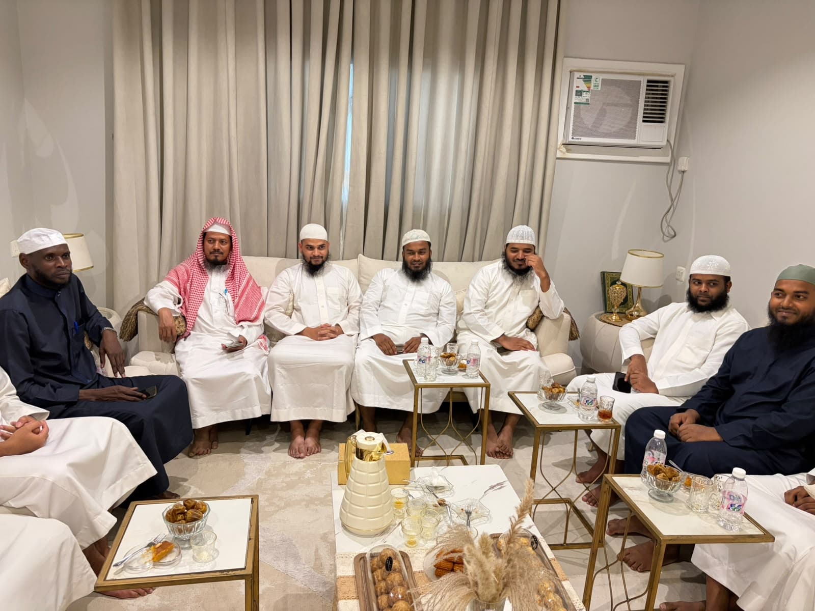 زيارة معتمرين لعائلة الزهراني بمكة المكرمة